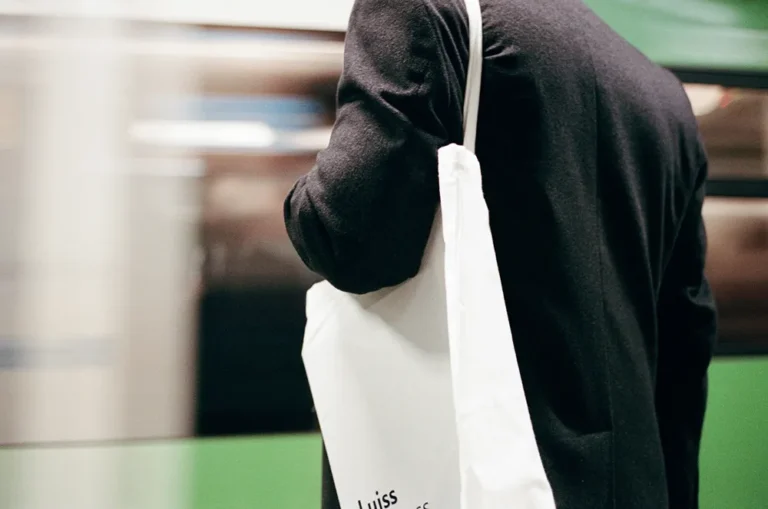 Tote bag kain putih dibawa di bahu
