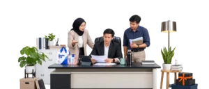 Tim korporat berdiskusi di meja kerja dengan goodie bag, pouch mika, dan kotak hadiah custom